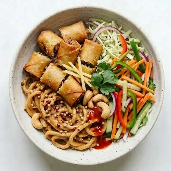 Vegetable spring roll with siracha peanut noodle